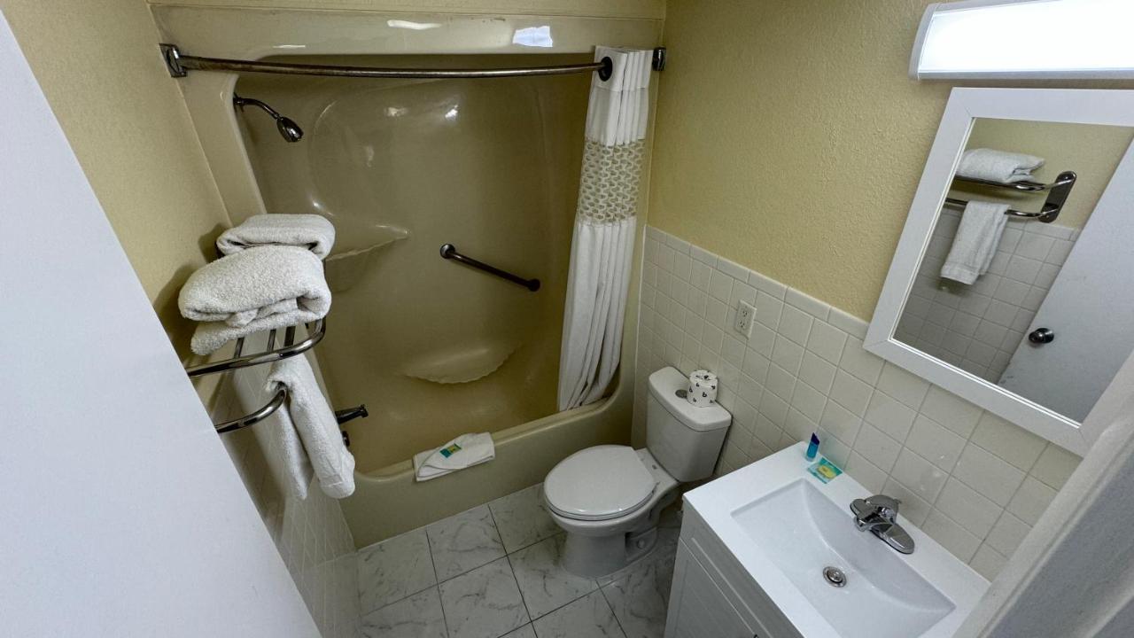 Americas Best Value Inn New London Mystic Buitenkant foto